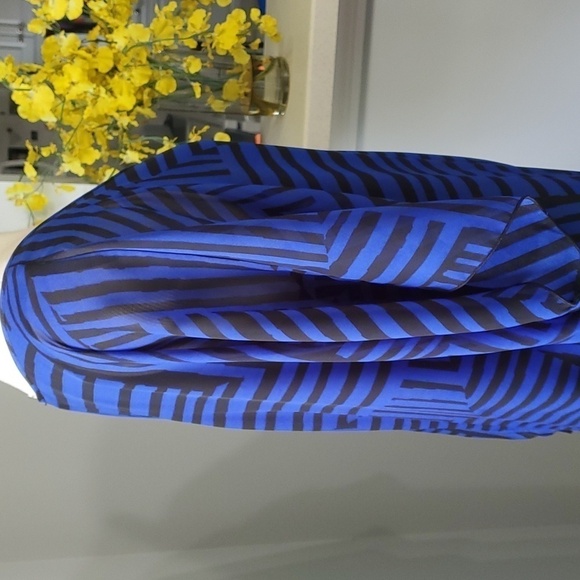 AGB, women's blouse,  black and Royal blue. Size large. Raglan sleeves. - Picture 4 of 9